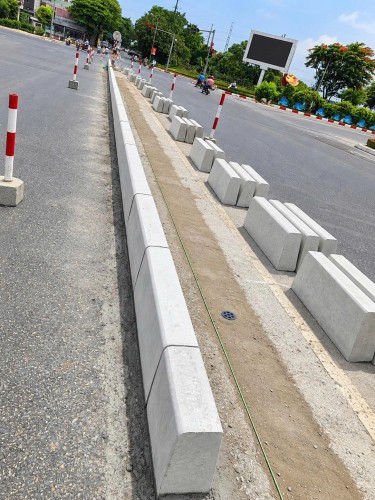 DỰ ÁN THI CÔNG DẢI PHÂN CÁCH ĐƯỜNG HUYỆN ĐÔNG ANH – HÀ NỘI